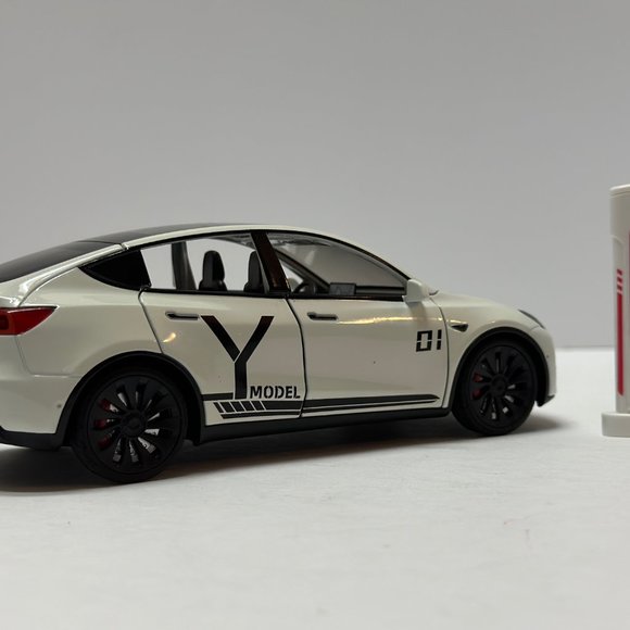 1:24 Tesla Model Y Diecast white headlight and taillight led white. - Picture 4 of 9